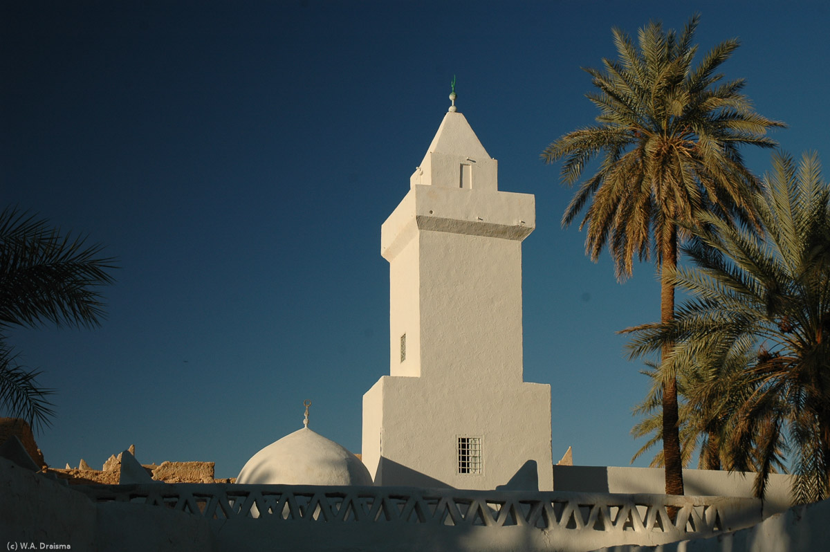 While the last rays of the setting sun are casting their soft light on the minaret of Omran Mosque, we say goodbye to Ghadames, jewel of the Sahara. Tomorrow we'll leave for Sebha, a long monotonous trip of more than 800km.
