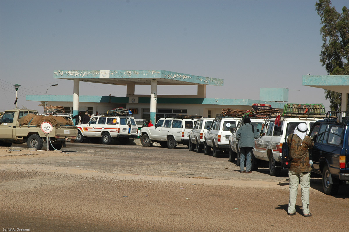 The next morning we leave from Sebha. We're not the only ones. As the date of the solar eclipse comes near many people have arrived at Sebha and are now departing. As it is about 500 km to our final destination with only a few refuellling stops, we'll have to refuel everywehere we can...as is true for all the others as well.