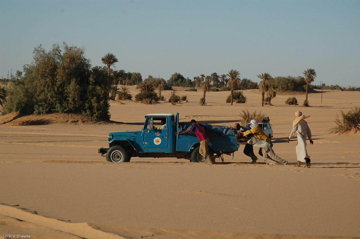 The road is surfaced up to the tiny town of Tmissah. This is also the last place to refill. Already on the outskirts of Tmissah we enter the sands and it doesn't take long before we get stuck for the first time.