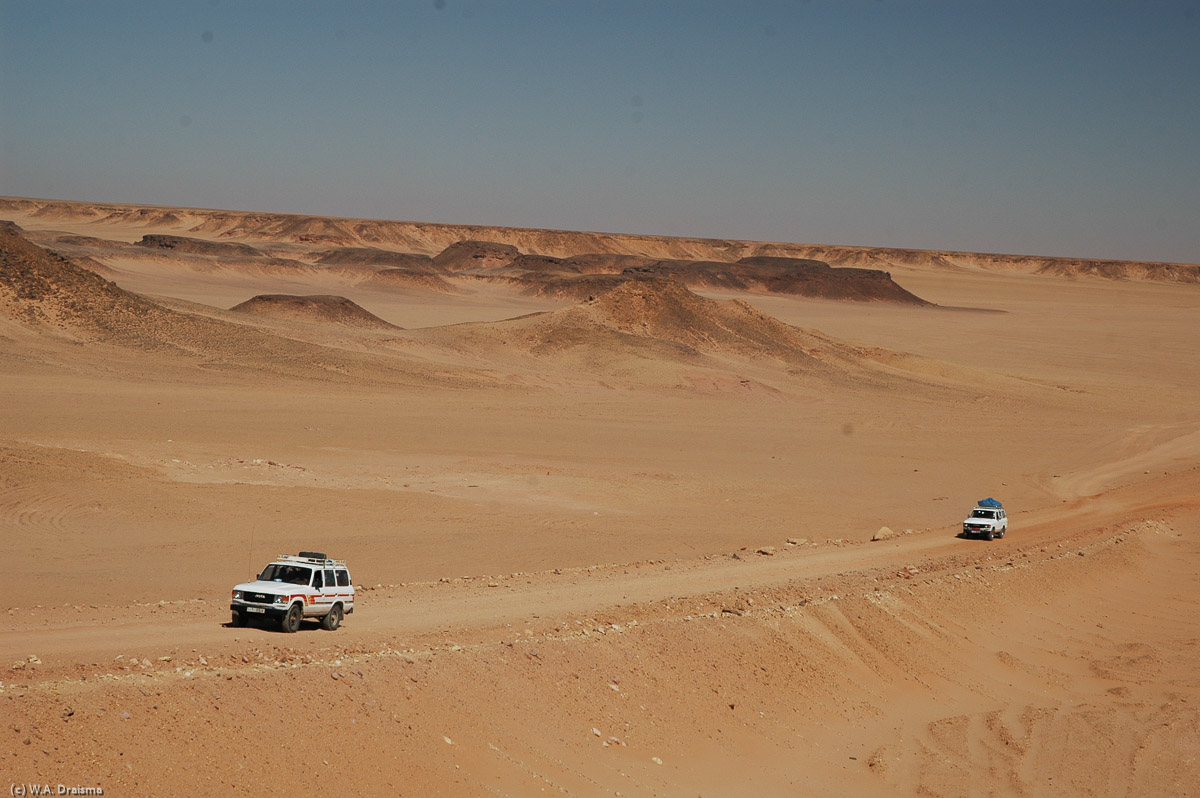 The first few hours of the second day we travel over flat stretches of sand. Then the landscape changes when the Mehershema Plateau comes into sight.