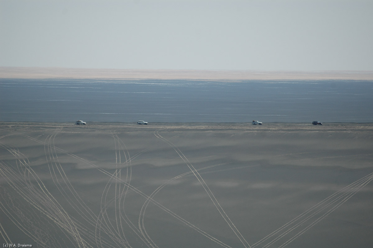 Although Waw an Namus is one of the most remote places on earth and although it requires quite some effort to visit this place, the number of other visitors is enormous. Tens of 4WDs pass by on the crater's rim, all on their way to the coming eclipse's central line.