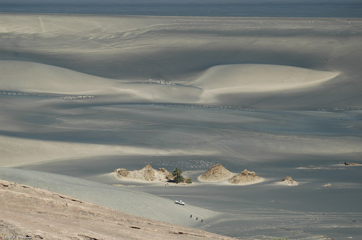 After lunch it is time to leave Waw an Namus for our final destination, the eclipse's central line close to Bir al-Maraf. With a last glance at this great site and while a helicopter flies over delivering some VIP's from a nearby eclipse-camp to the craterfloor we leave.