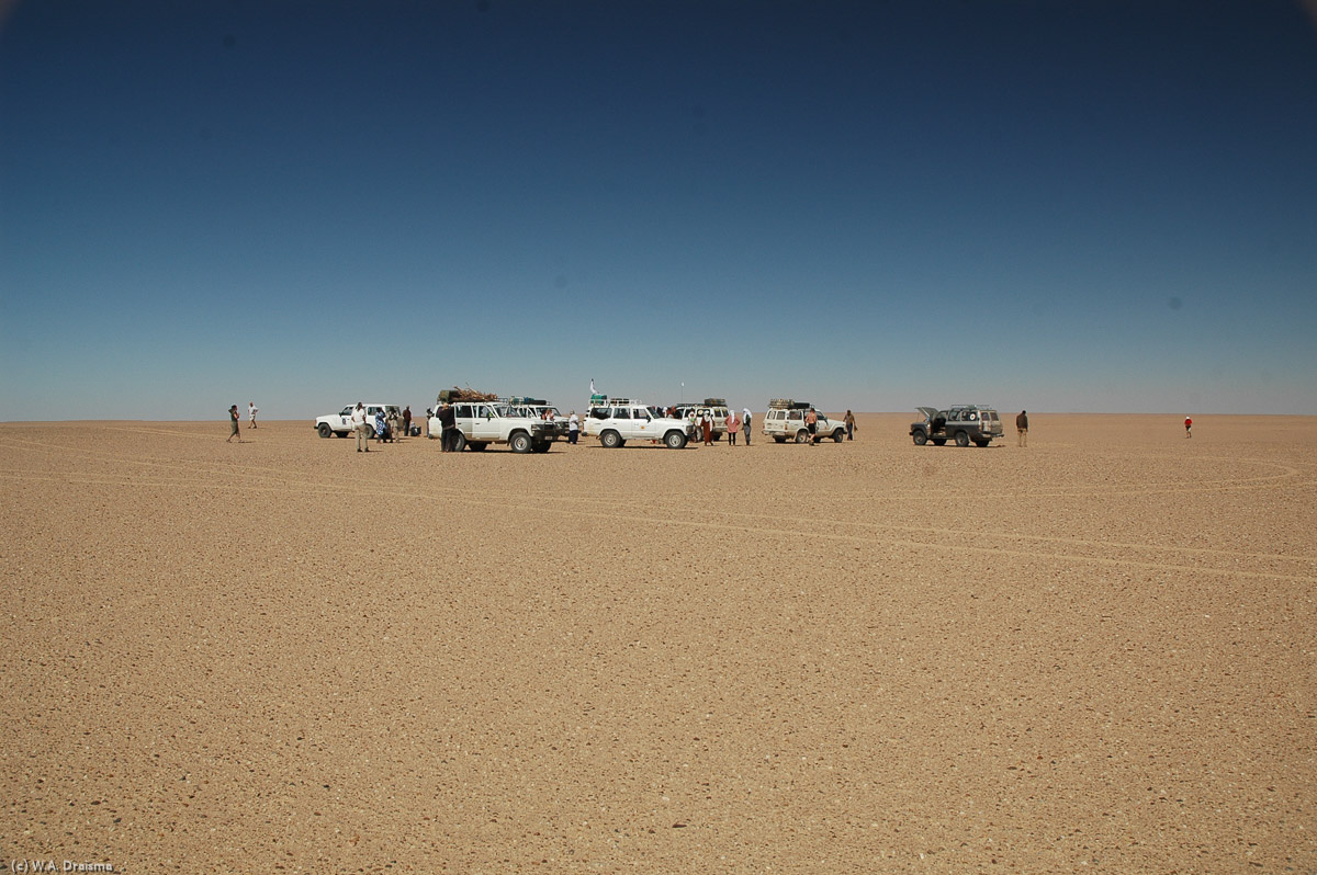 Rumour has it that there's a camp set up by the governement in which all visitors must stay. When we indeed see a camp, we turn into a different direction. It doesn't take long before we're halted by a van with a machinegun on top: the Libyan desert police. We ask for permission to camp elsewhere but have to wait while this is being discussed somewhere higher in the hierarchy.