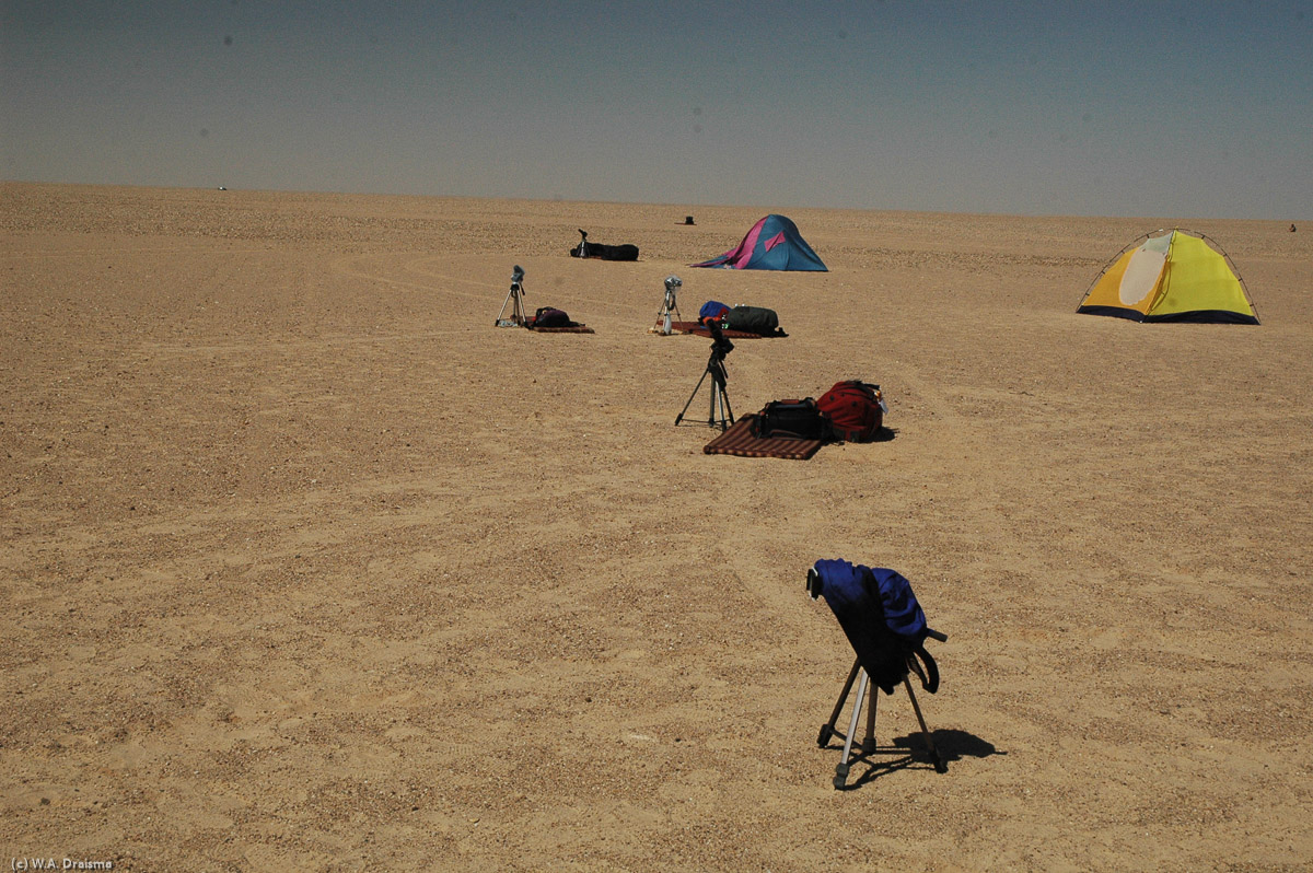 Apart from a rather strong wind that blows sand particles over the camera equipment it's a fine day. Blue skies and nothing to be seen around us except for "our" police car at the horizon. Now it's a matter of waiting until first contact.