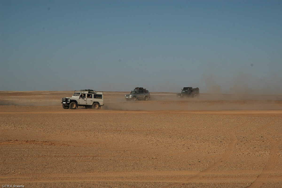 In the dust visibiblity regularly becomes zero and with the velocity at which we drive a sudden bump could launch us in the air. A landrover of a different group tipps over resulting in two wounded people. The next day the traffic becomes lighter again. We're not in a hurry.