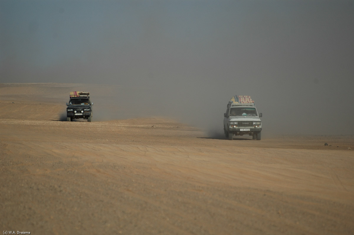 Right after the eclipse is over we leave for the return journey. We're not the onlye ones. Tens of 4WDs speed towards the civilized world again kicking up dust into the air. At a certain moment in time we even drive in a sort of traffic jam, even though there's no real road.