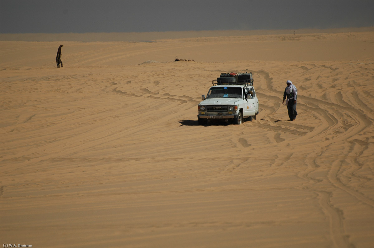 And then, in a very soft stretch of sand, one of the cars gets stuck, the first time again since a number of days. The others get through without problem although the driving isn't easy. Amazingly, we've even see a few normal cars that apparently have got through till here and even further.