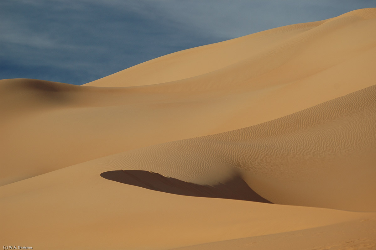 Although the sun is setting rapidly, the dune right behind our camp is still bathing in the evening light.