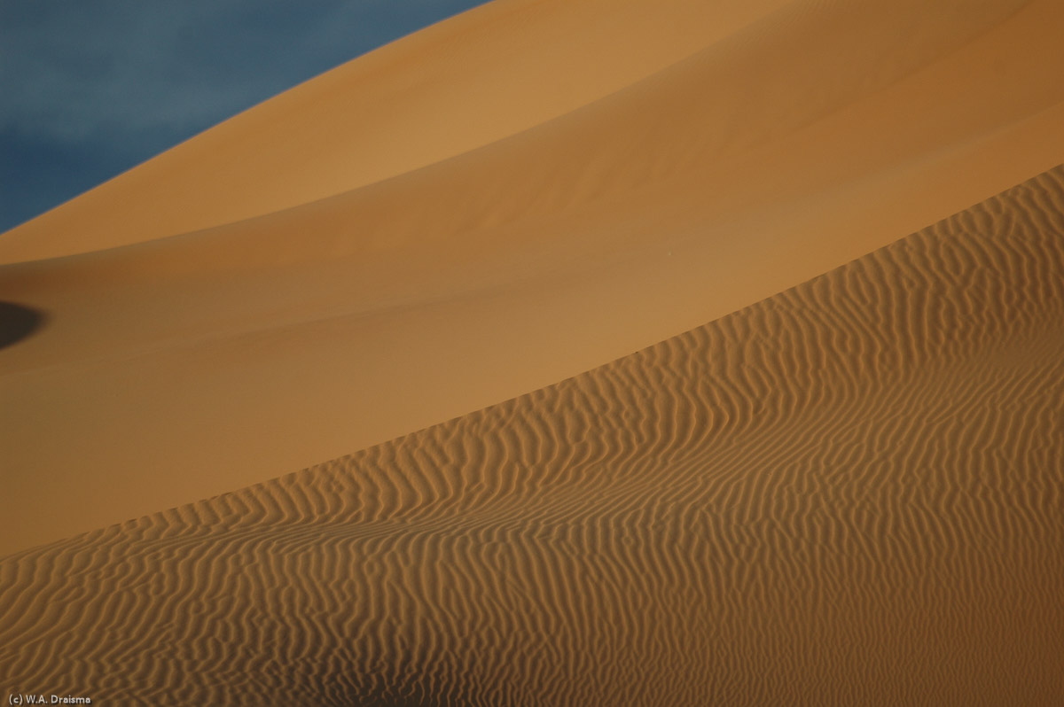 The high dunes of the Idehan Ubari are the result of the constant play of wind and sand. On a smaller scale the wind creates ripples in the sand.