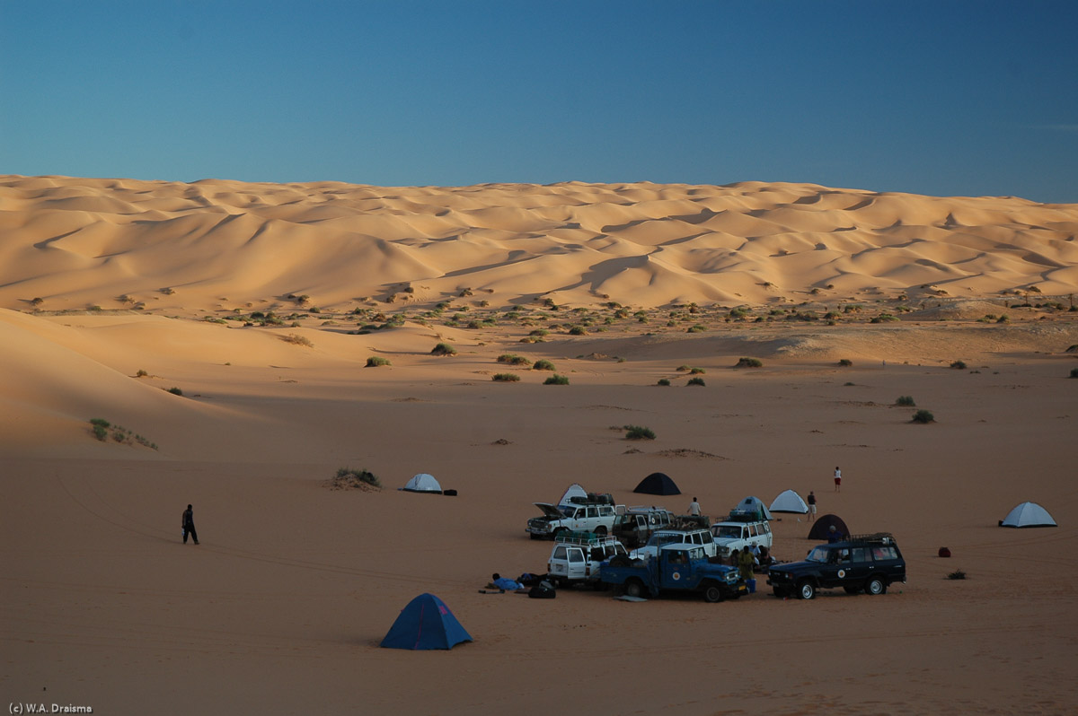 After seven days and nights in the Sahara we'll return to the civilized world again today. For the moment, however, we still enjoy the scenery of the Idehan Ubari.
