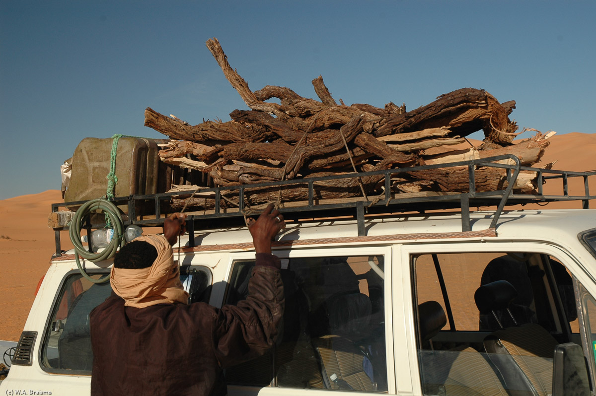 We have taken all our firewood with us, collected here and there along the way. Of course it must stay on the roof during our sometimes bumpy ride so a last check before we leave is a good plan. Still every now and then we loose small pieces of wood.