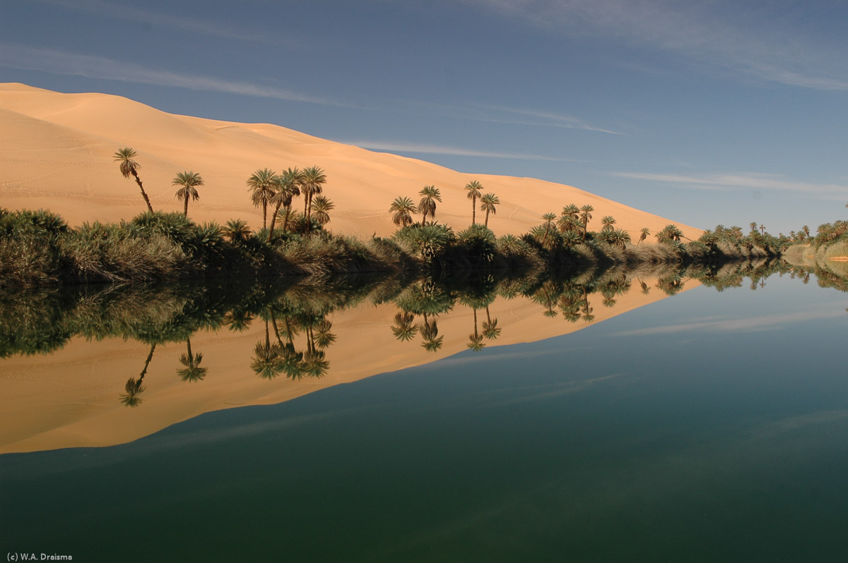 The absence of wind results in a perfect flat water surface creating a mirror that reflects the blue sky, the yellow sand and the palm trees at the waterfront in a truly spectacular way. This is a magnificent place!