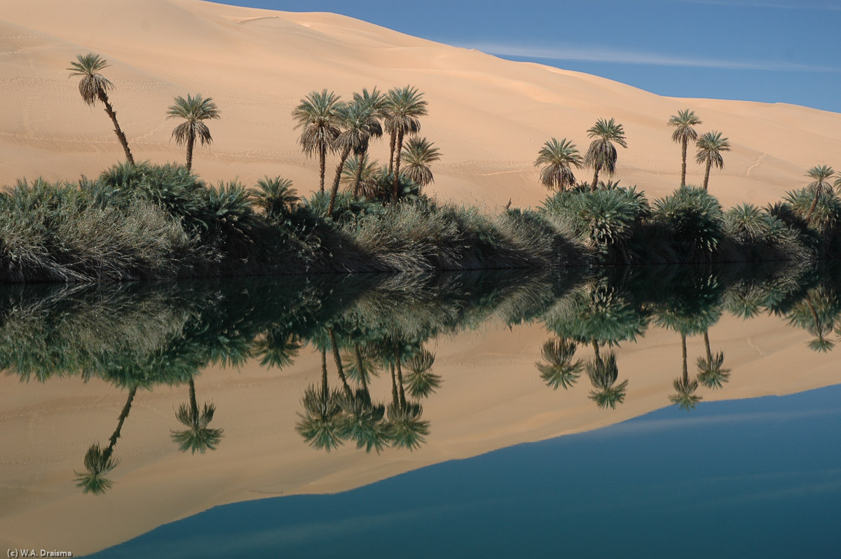 With a last look on the mirror-like reflections of this idyllic spot, we say goodbye and continue our trip to the last of the four lakes we're going to visit, Mandara lake.