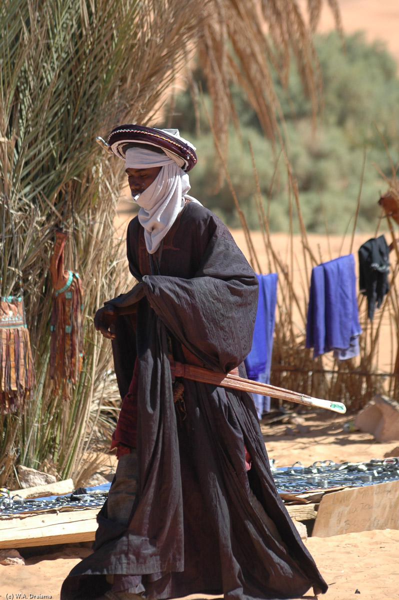 The Tuareg merchants in their traditional indigo dress make Mandara lake a worthwile stop anyway. They're the bearers of a proud desert culture whose members stretch across international boundaries into Algeria, Niger, Mali and Mauretania.