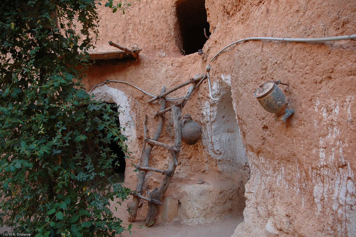 The living quarters are at the base of a pit, cut three storeys deep into the earth. Rooms were cut into the base of the walls encircling a pleasant courtyard to spend a summer afternoon. Houses like this were once home to as many as three families.