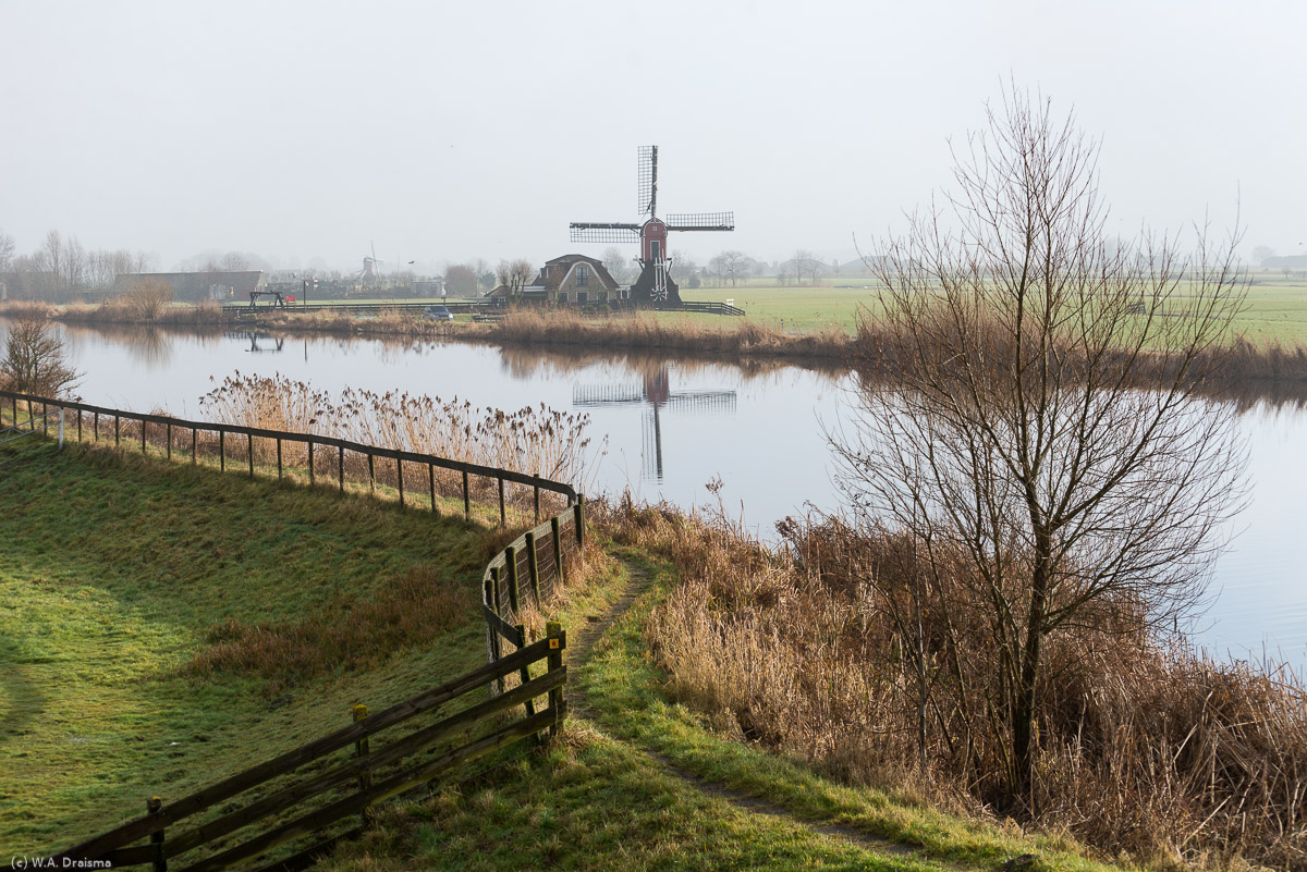 The Doesmill dates from 1630 and was in use until 1953. After a restoration it is again in working condition although a reduced water level in the polder makes that it can only work in a line with the nearby Kalkmill.