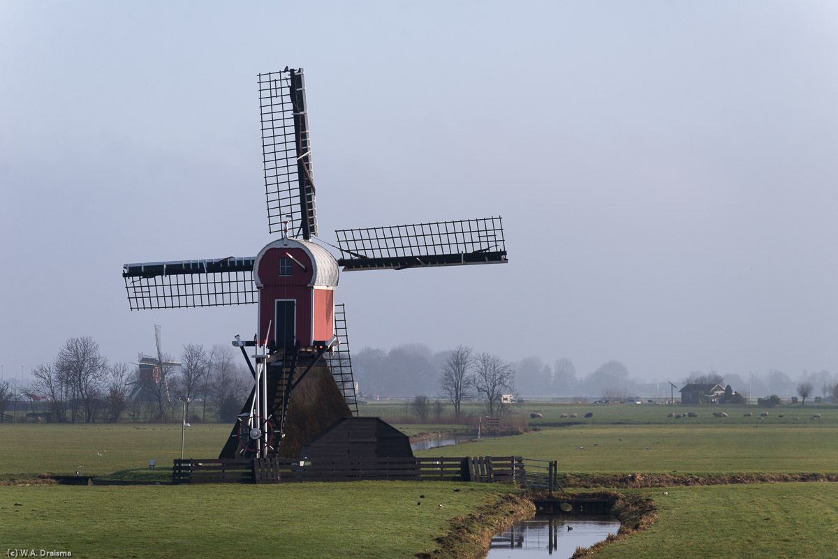 The Kalkmill, from 1685, was relocated from Leiderdorp to Hoogmade because of the better wind conditions here. Together with the nearby Doesmill it drains water from the Doespolder.