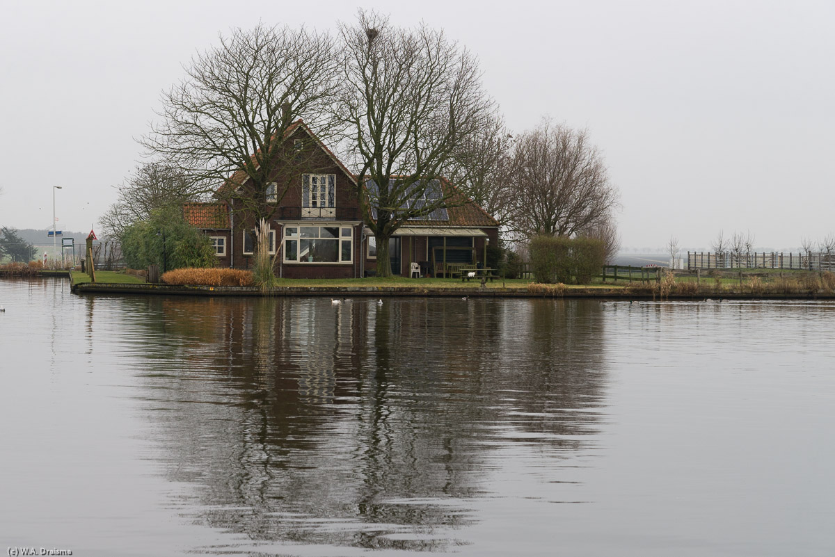 It is nice living on the shores of the Woudwetering.