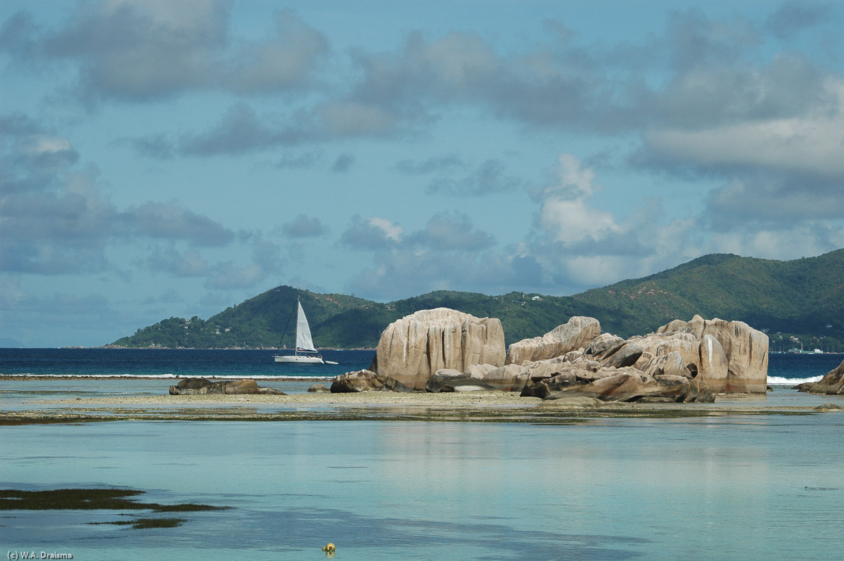 With (almost) no motorized traffic on La Digue we rent a bike and start travelling north along the coast.