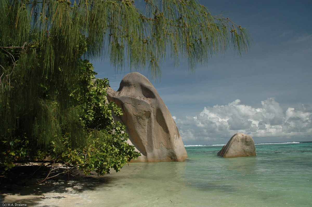 Although it is possible to continue from Anse Source d'Argent towards the southernmost point of La Digue, this can only be done at low tide.