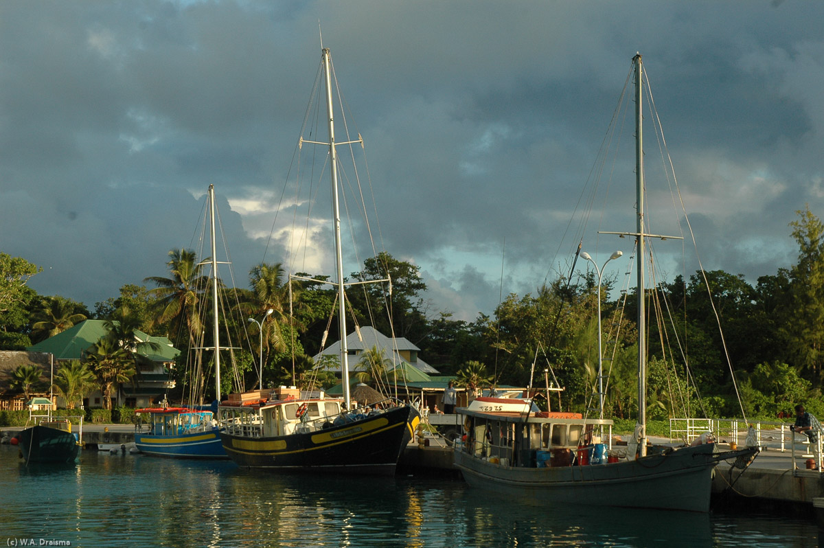 Several small boats, some fishing ships, are waiting for their next trip. We catch the last ferry, a ship similar to these ships, back to Praslin.