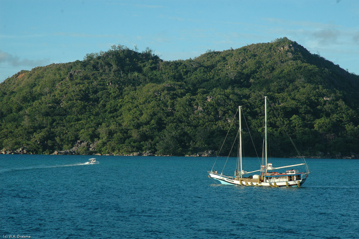 We leave Praslin for Mahé with the Cat Cocos, a catamaran that crosses the 45 kilometres between Mahé and Praslin in about 50 minutes.