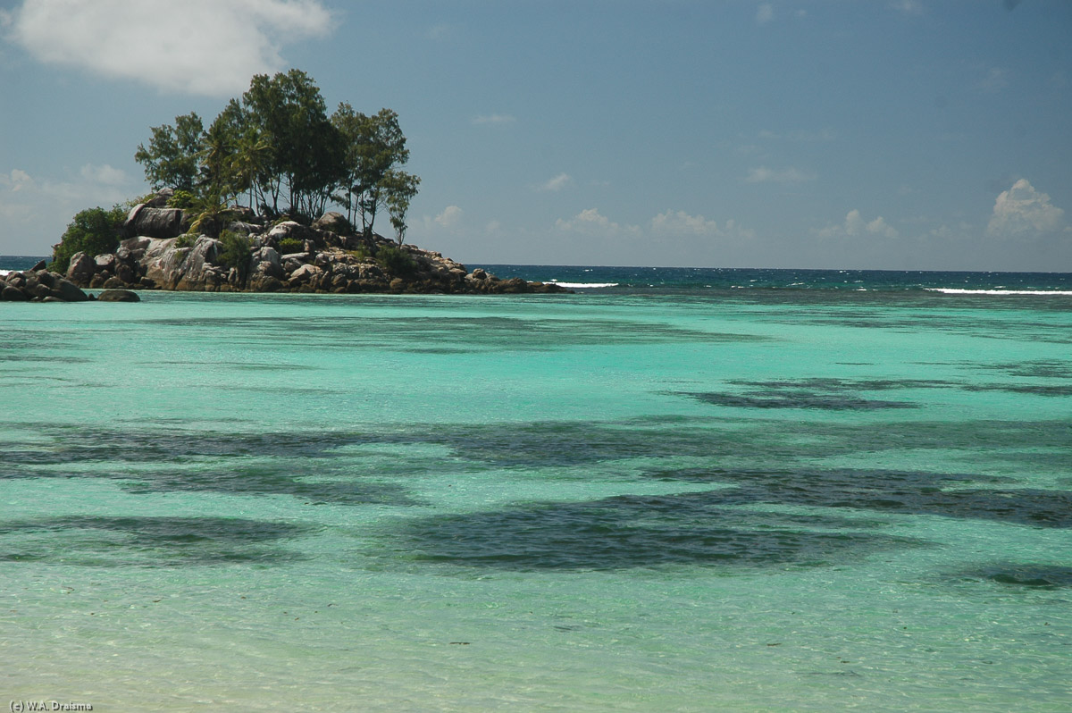 The crystal clear waters are very inviting so we spend some time snorkelling around the islet in front of the beach.