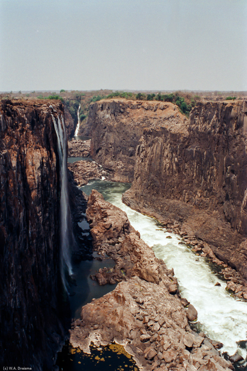 Just after the rainy season the falls are one 1700m wide curtain of water while in September parts have fallen dry.