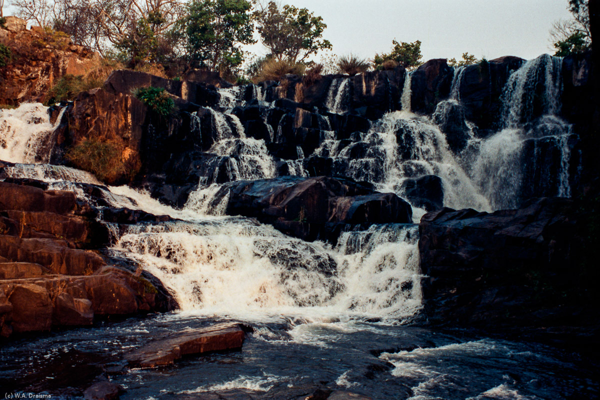 At Nyangombe Falls the Nyangombe river dramatically tumbles over steep cliffs. Legend has it that washing your face with the water retards the development of wrinkles and washes away bad luck and curses.