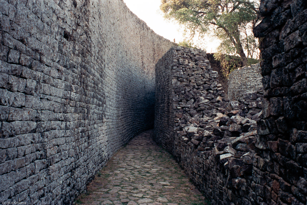 The inner wall of the Great Enclosure shielded visitors from the interior and its inhabitants. This parallel passage stretches 70 m to the north shielding the king's domestic arrangements from the few privileged visitors invited inside.