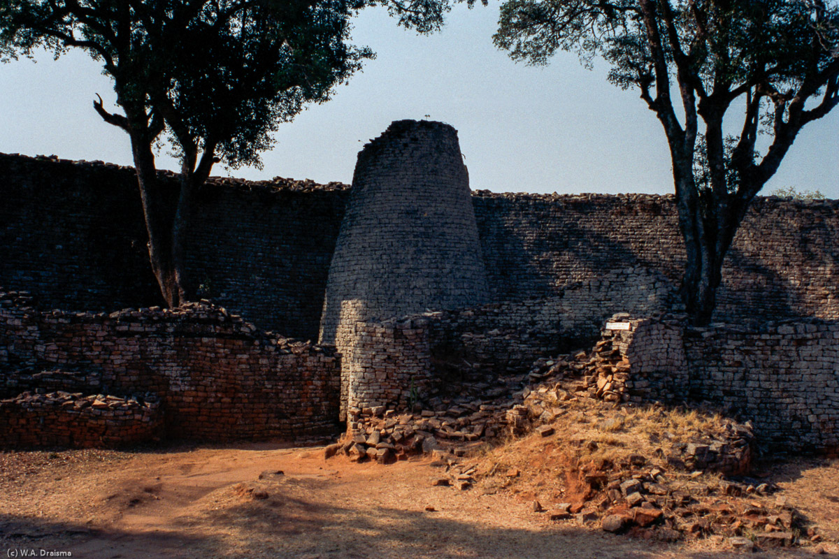 The Conical Tower, 5.5 m in diameter and 9.1 m high, was constructed between the two walls of the Great Enclosure. The purpose of the Conical Tower is not clear and several purposes have been proposed.