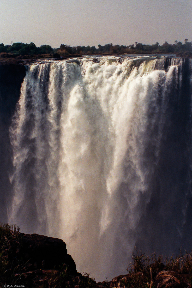 The Main Falls. The main streams are named, in order from Zimbabwe (west) to Zambia (east): Devil's Cataract (called Leaping Water by some), Main Falls, Rainbow Falls (with 128 m the highest) and the Eastern Cataract.