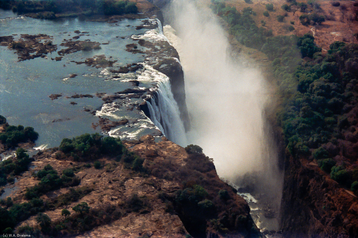 The Main Falls lie between Boaruka Island (or Cataract Island, bottom) and Livingstone Island (top), the place where Livingstone first saw the falls.