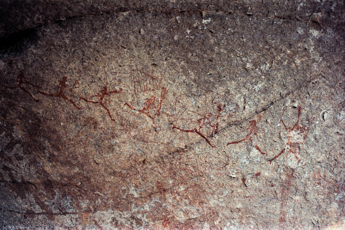 Early San people (bushmen) created the line drawings of game and hunters in White Rhino Shelter somewhere between 2.000 and 10.000 years ago.